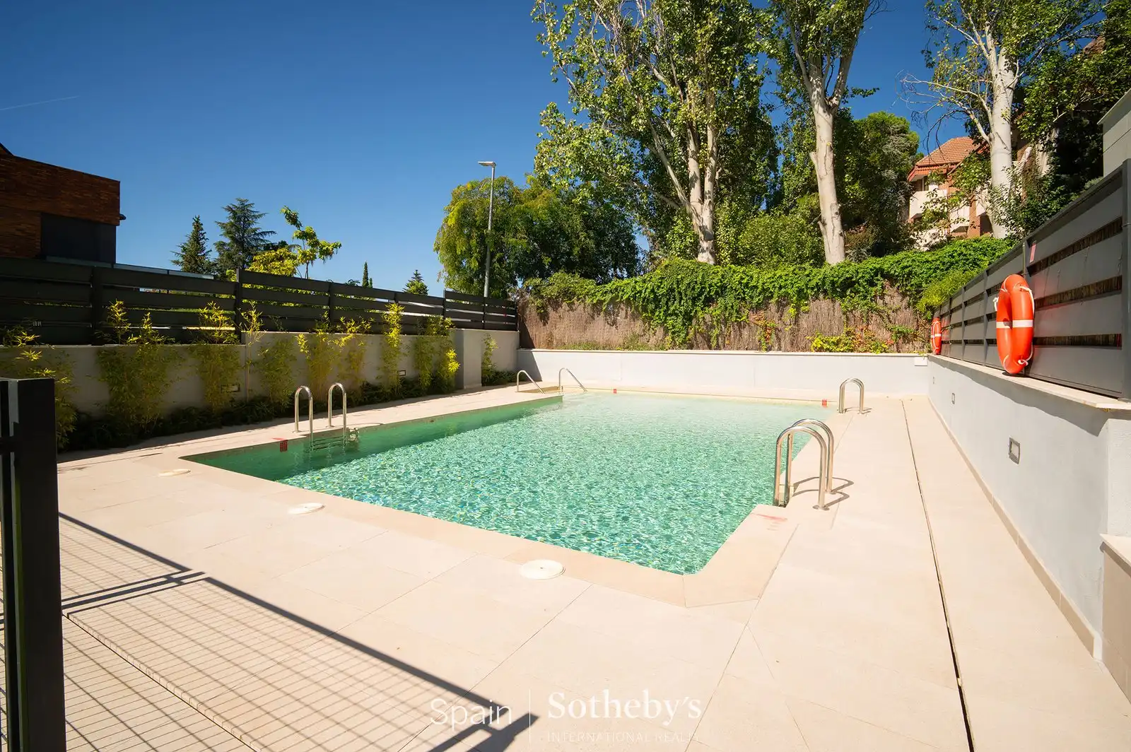 Piscina de Apartamento en venta en Las Rozas de Madrid con Aire acondicionado, Calefacción y Jardín privado
