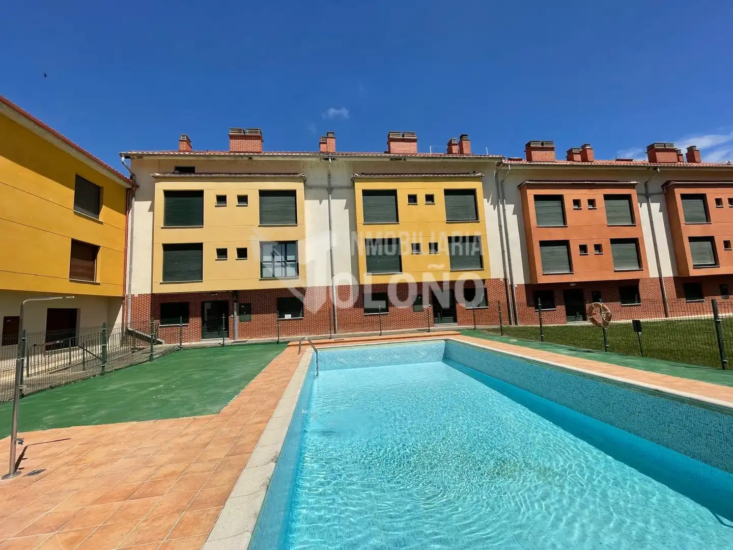 Schwimmbecken von Wohnungen zum Verkauf in Cuzcurrita de Río Tirón mit Heizung, Terrasse und Abstellraum