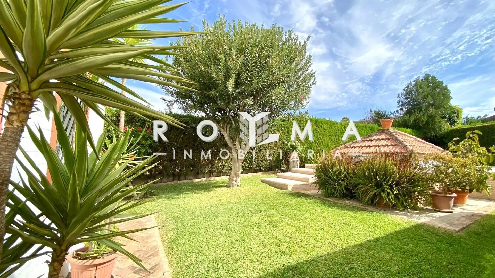 Garden of Houses for sale in Montequinto  with Air Conditioner, Terrace and Storage room