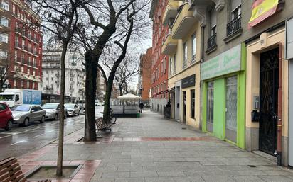 Vista exterior de Local en venda en  Madrid Capital
