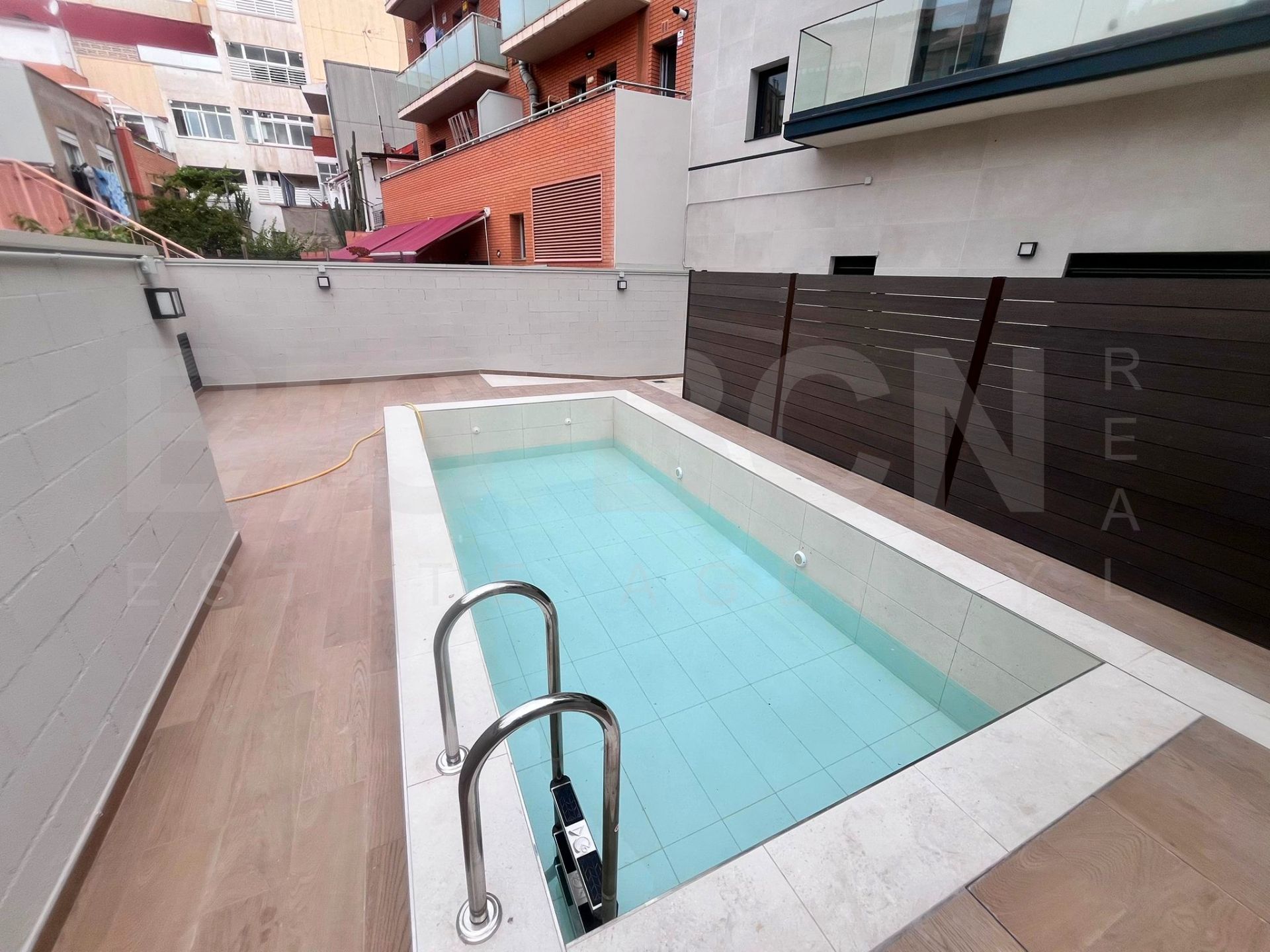 Swimming pool of Planta baja for sale in Cornellà de Llobregat  with Air Conditioner, Private garden and Parquet flooring