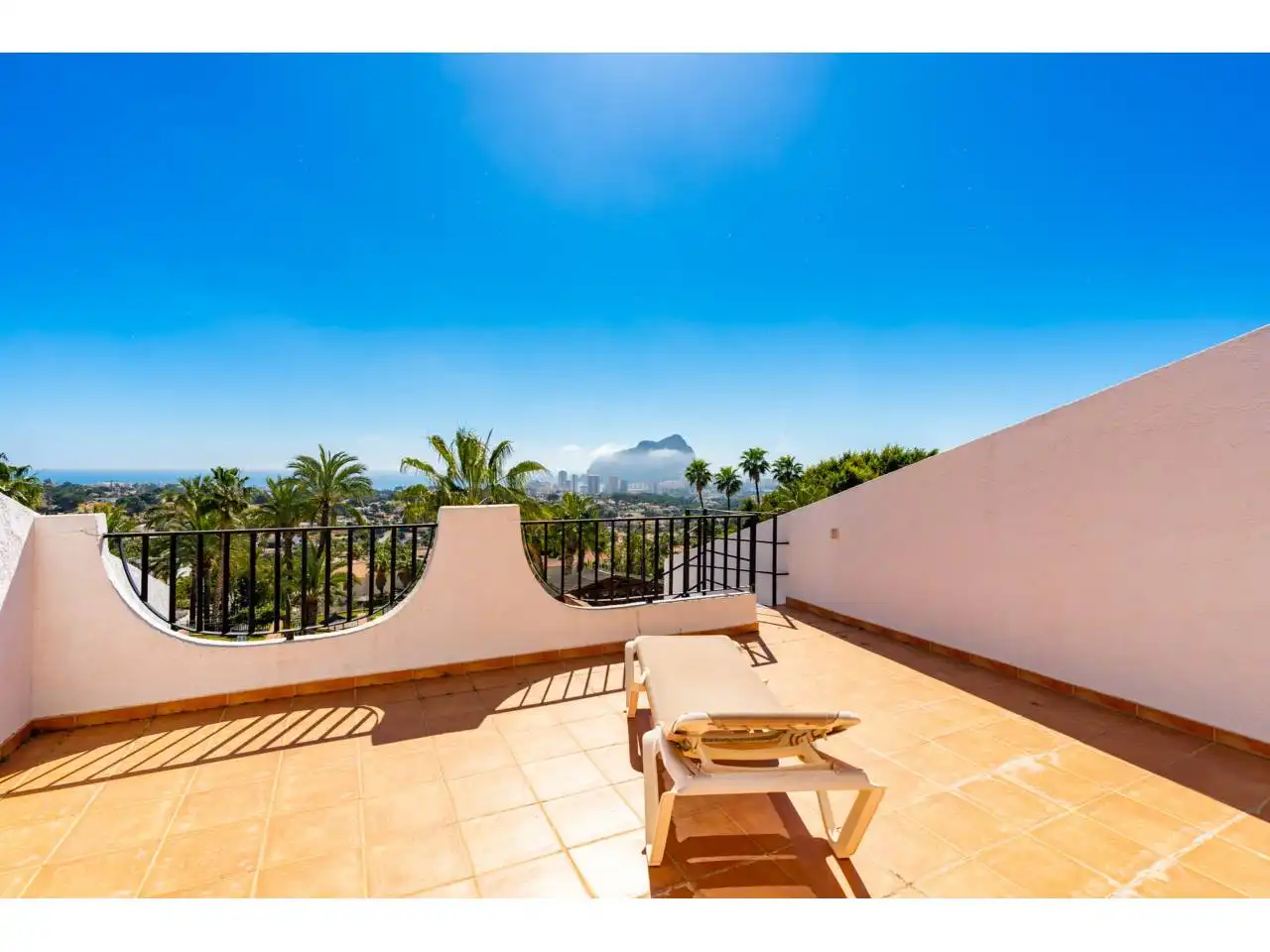 Terrasse von Einfamilien-Reihenhaus zum Verkauf in Calpe / Calp mit Klimaanlage, Terrasse und Möbliert