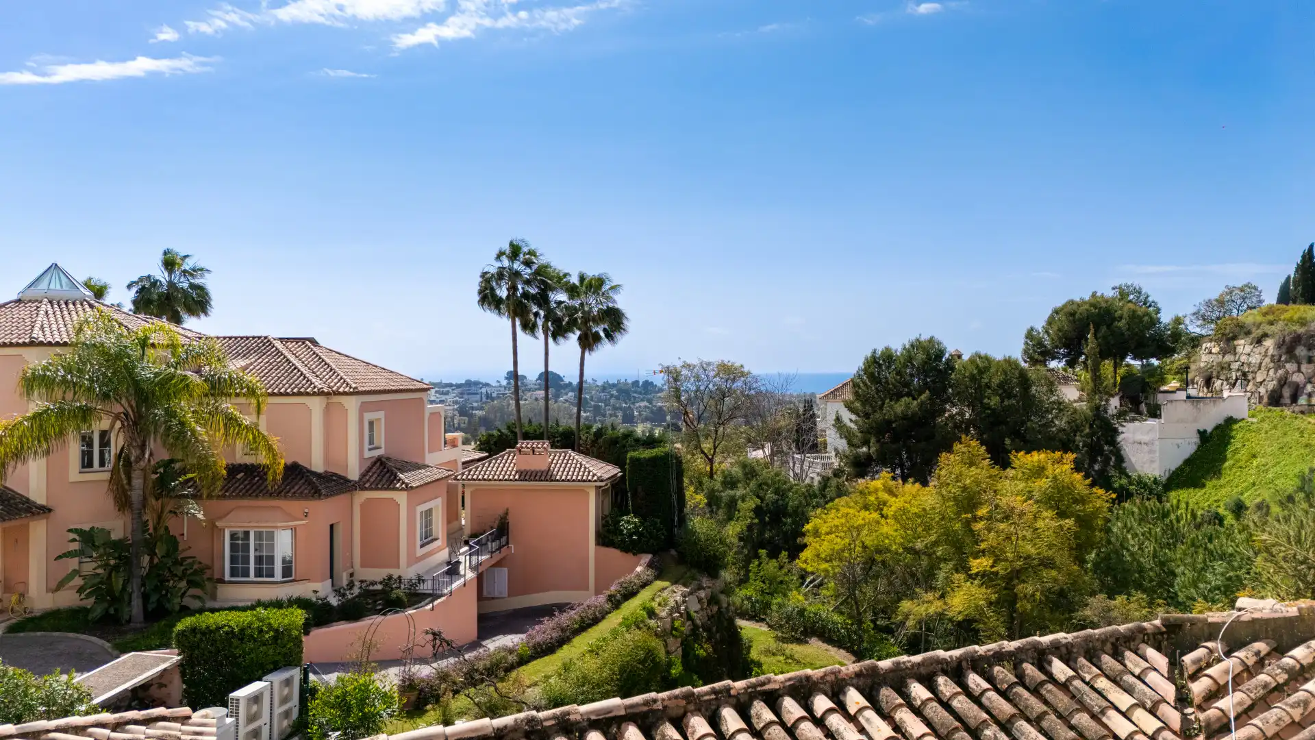 Vista exterior de Casa o xalet en venda en Benahavís amb Jardí privat, Terrassa i Piscina