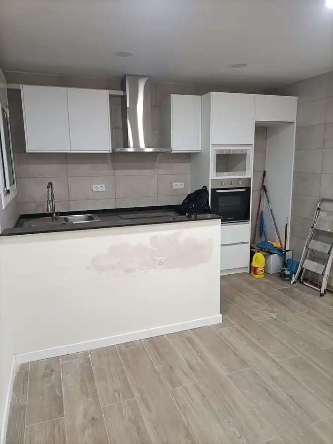 Cuina de Pis en venda en Cornellà de Llobregat amb Aire condicionat