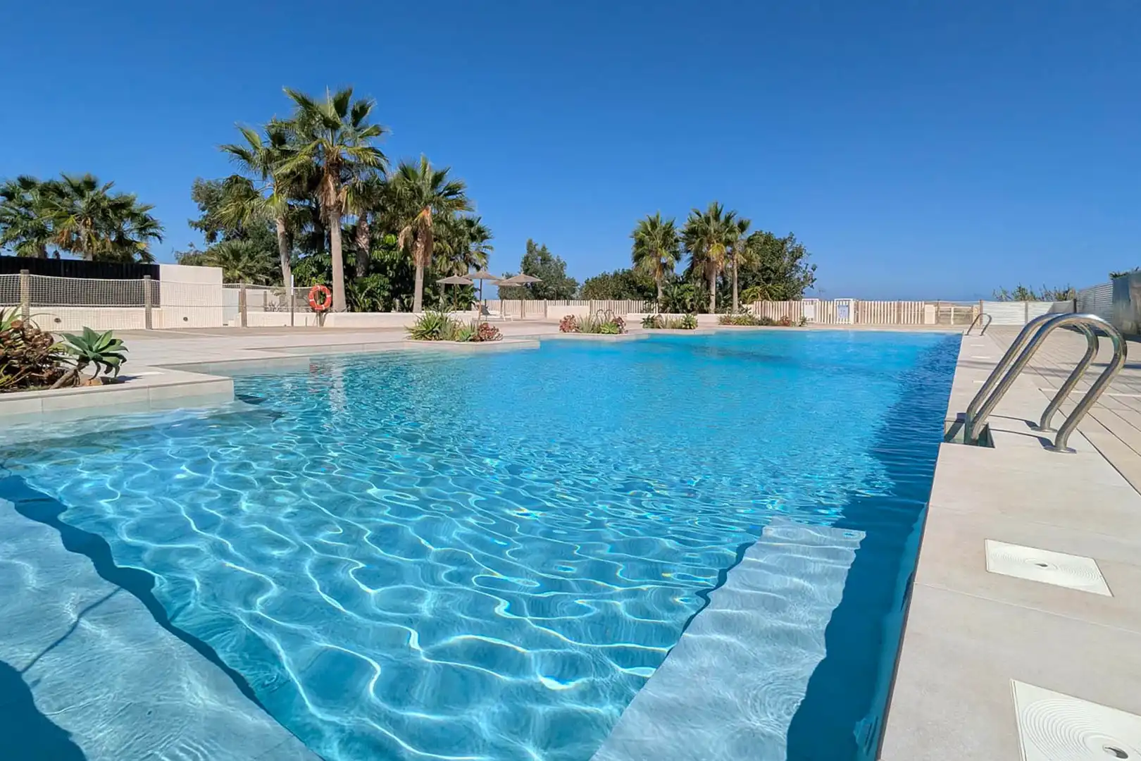 Appartement compact avec piscine à vendre à Las Marinas / Les Marines
