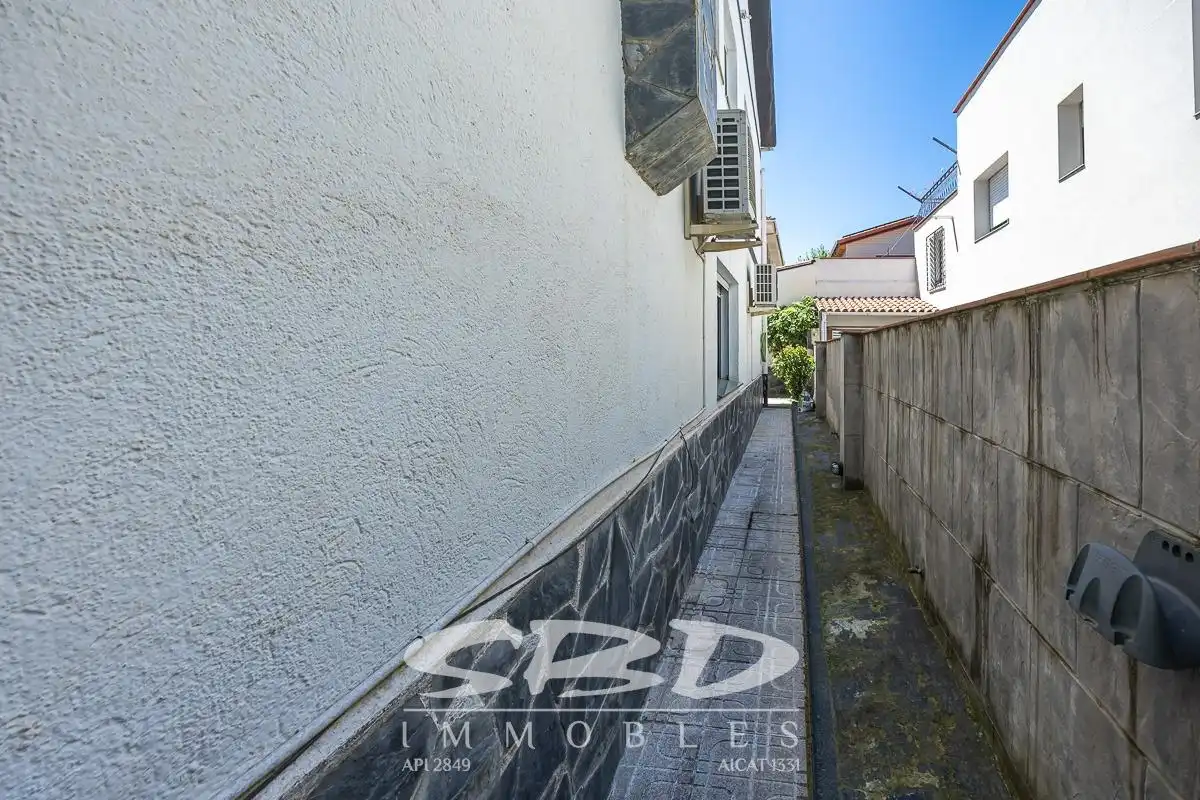 Vista exterior de Casa o xalet en venda en Barberà del Vallès amb Aire condicionat, Calefacció i Terrassa