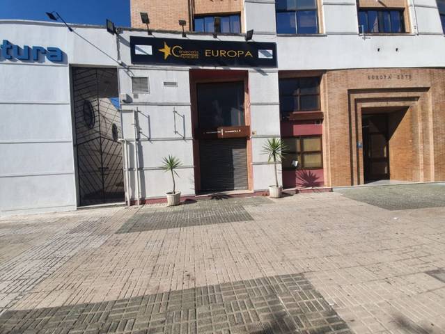 Local comercial en Alquiler en Plaza de la Acogida en Urbadiez - Entrepuentes