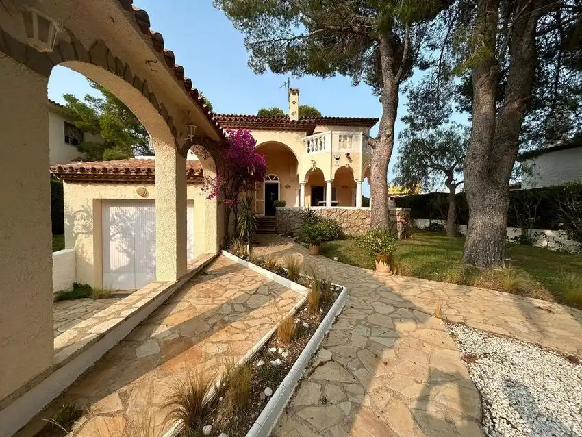 Vista exterior de Casa o chalet en venta en Mont-roig del Camp con Trastero
