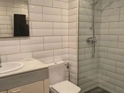 Badezimmer von Wohnungen zum Verkauf in Pals mit Heizung, Privatgarten und Terrasse