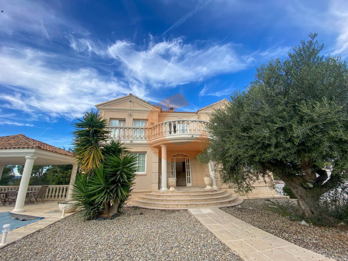 Vista exterior de Casa o xalet en venda en Bellvei amb Calefacció, Jardí privat i Terrassa