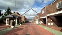 Vista exterior de Casa o xalet en venda en Móstoles amb Calefacció i Piscina comunitària