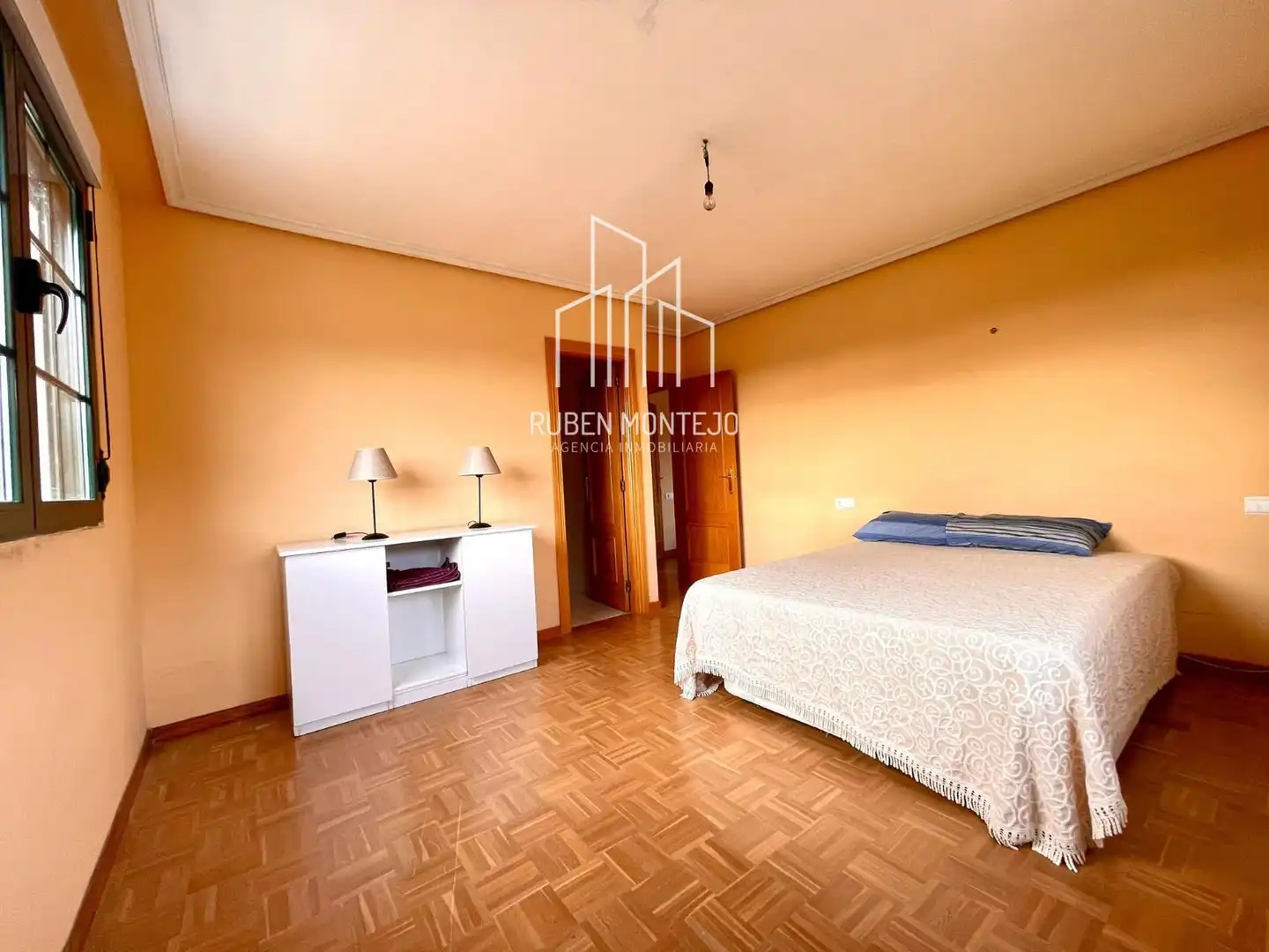 Habitación de Casa adosada en venta en Doñinos de Salamanca con Calefacción, Jardín privado y Trastero