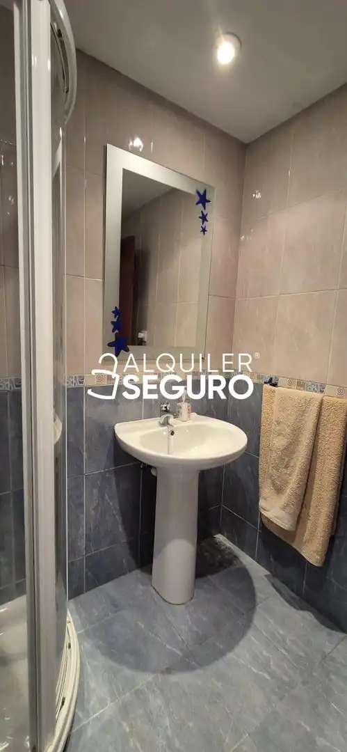 Bany de Pis de lloguer en Gijón  amb Calefacció, Traster i Moblat