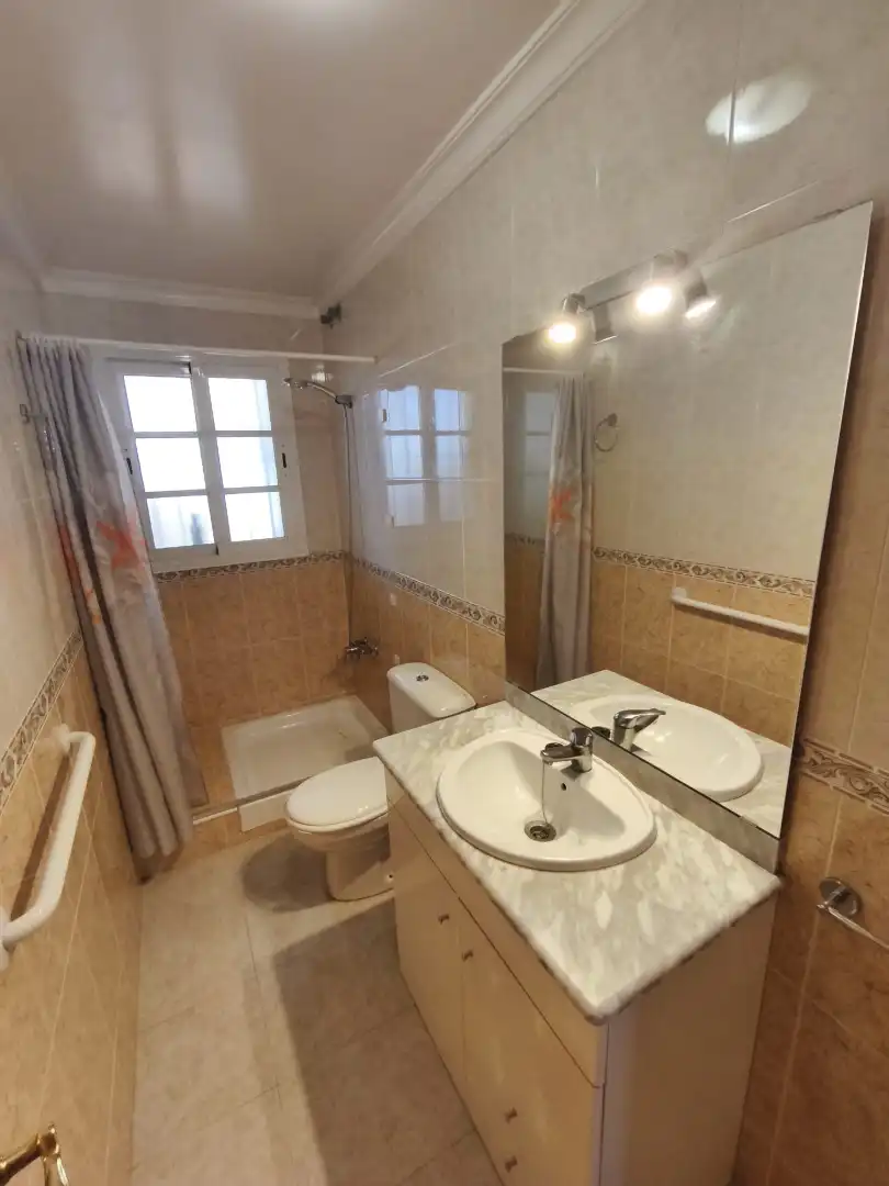 Baño de Piso de alquiler en Cártama con Terraza, Trastero y Amueblado