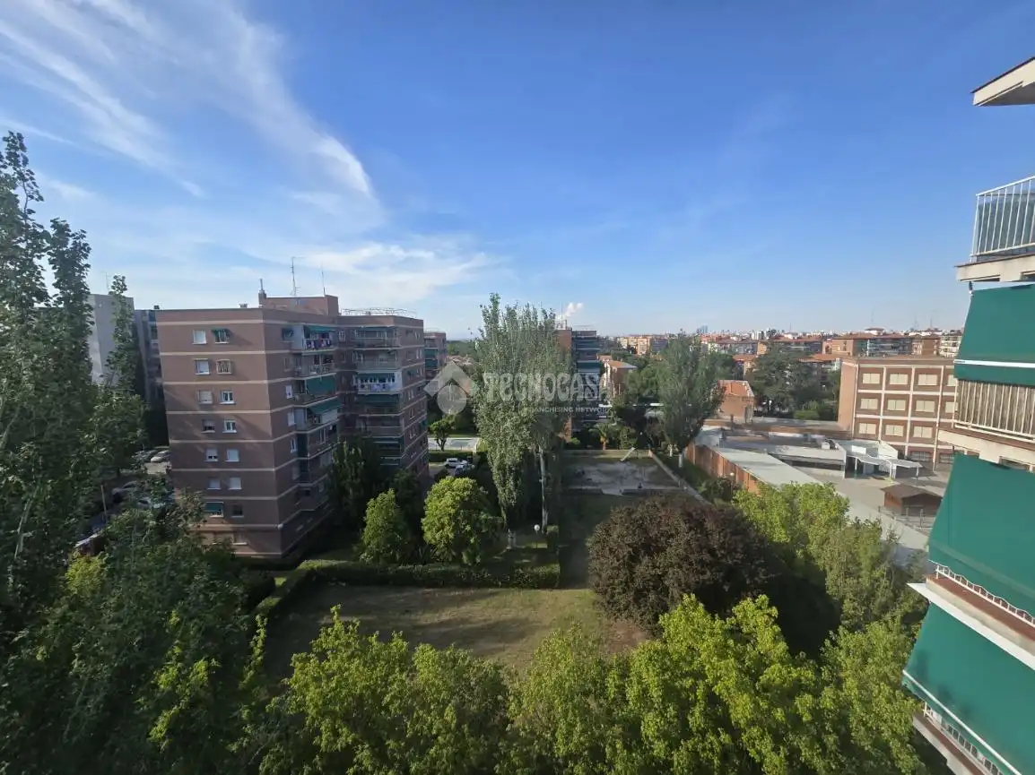 Vista exterior de Piso en venta en Madrid con Calefacción, Parquet y Piscina comunitaria