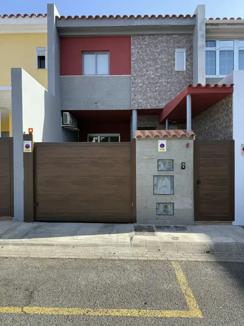 Vista exterior de Dúplex en venda en Santa Lucía de Tirajana amb Aire condicionat, Terrassa i Balcó