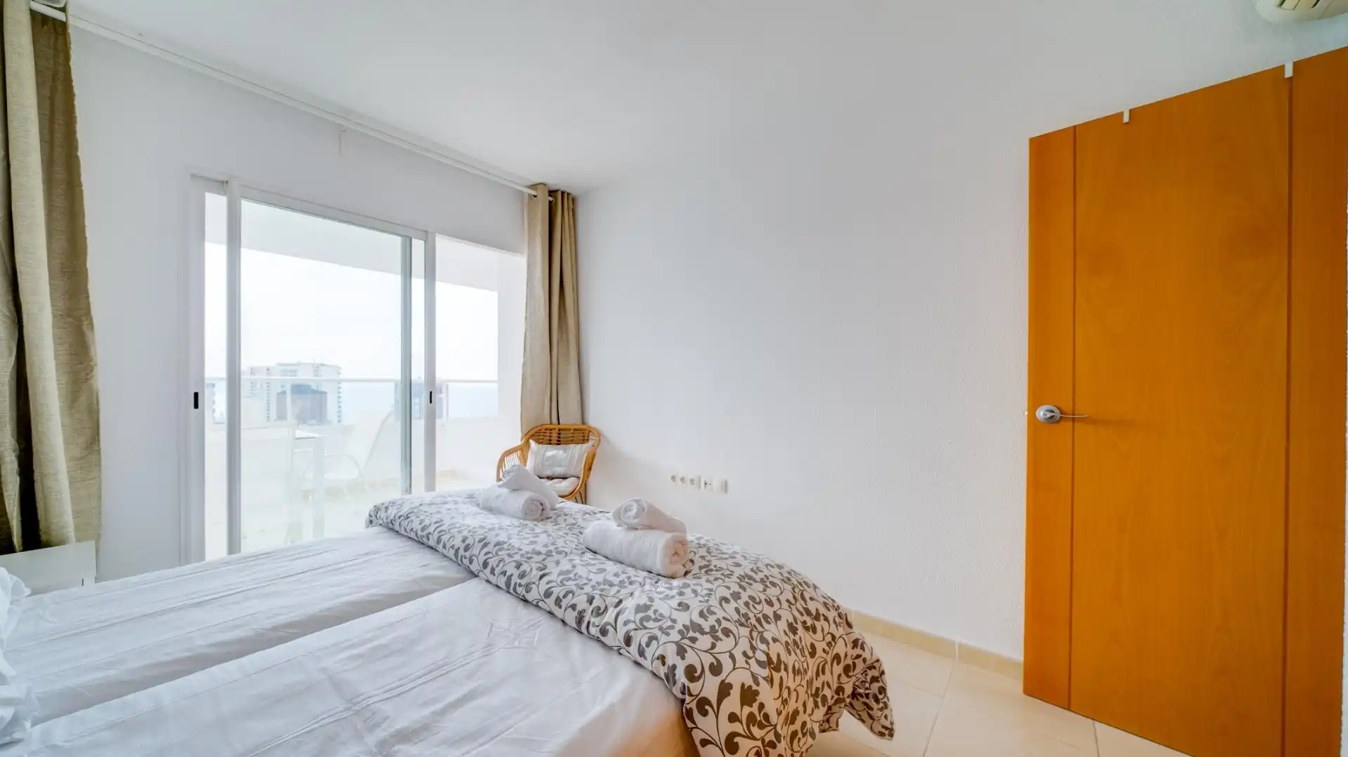 Habitación de Apartamento de alquiler en Benidorm con Aire acondicionado, Calefacción y Jardín privado