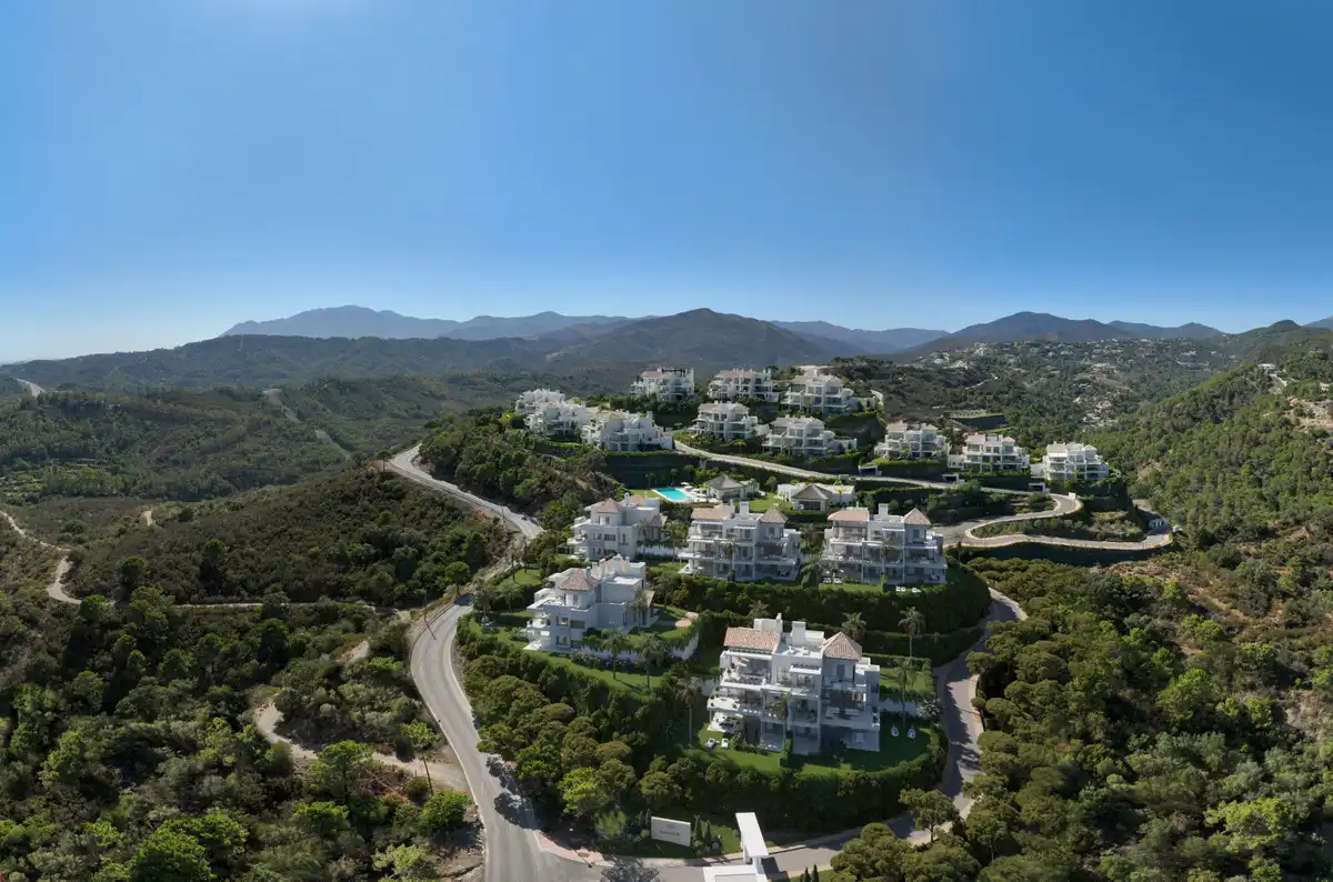 Vista exterior de Planta baixa en venda en Benahavís amb Jardí privat, Terrassa i Piscina