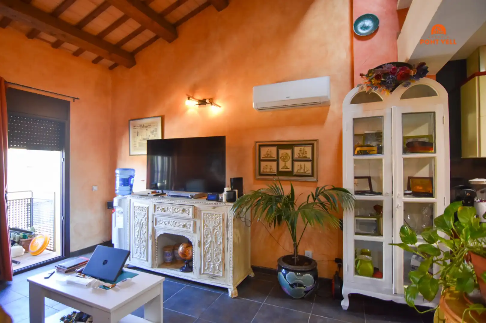 Wohnzimmer von Einfamilien-Reihenhaus zum Verkauf in La Bisbal d'Empordà mit Klimaanlage, Heizung und Terrasse