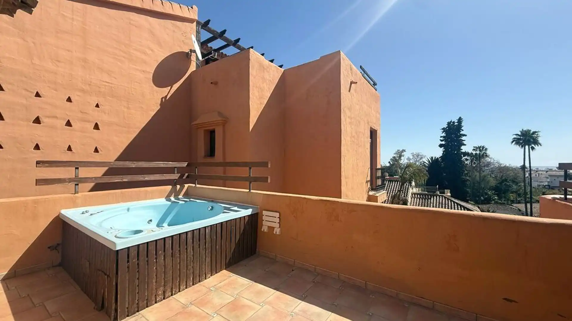 Terrasse von Maisonette zum Verkauf in Estepona mit Heizung, Privatgarten und Terrasse