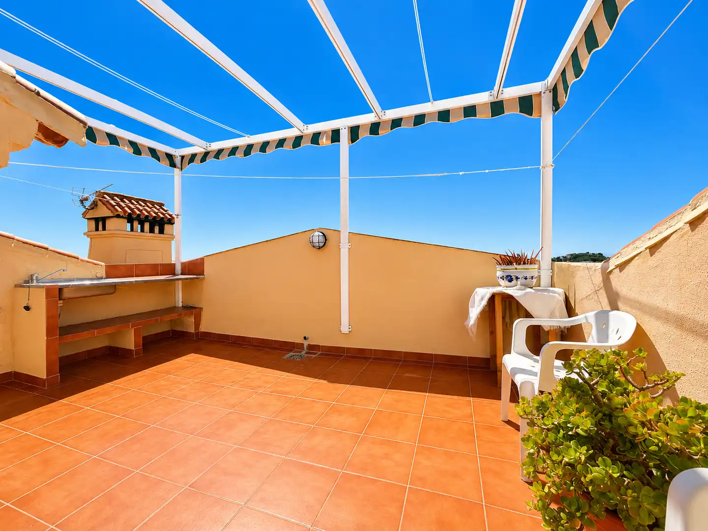 Penthouse with pool for sale in Calle Gema