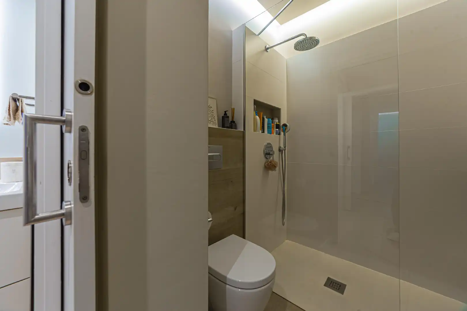 Badezimmer von Wohnung zum Verkauf in Barcelona mit Klimaanlage, Heizung und Parkett
