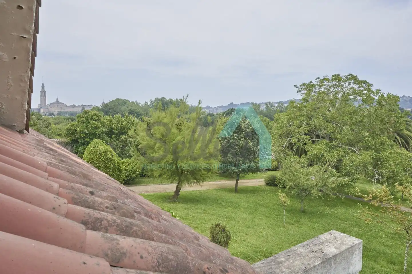 Jardí de Casa o xalet en venda en Gijón  amb Aire condicionat, Jardí privat i Parquet