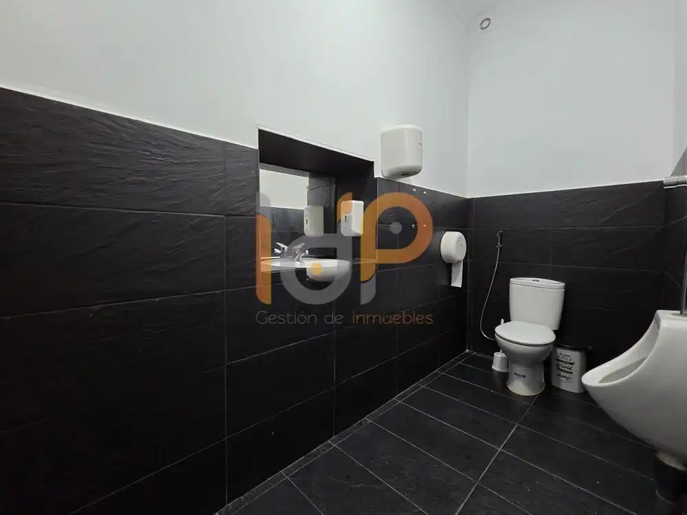 Baño de Local de alquiler en Huércal-Overa con Aire acondicionado y Amueblado
