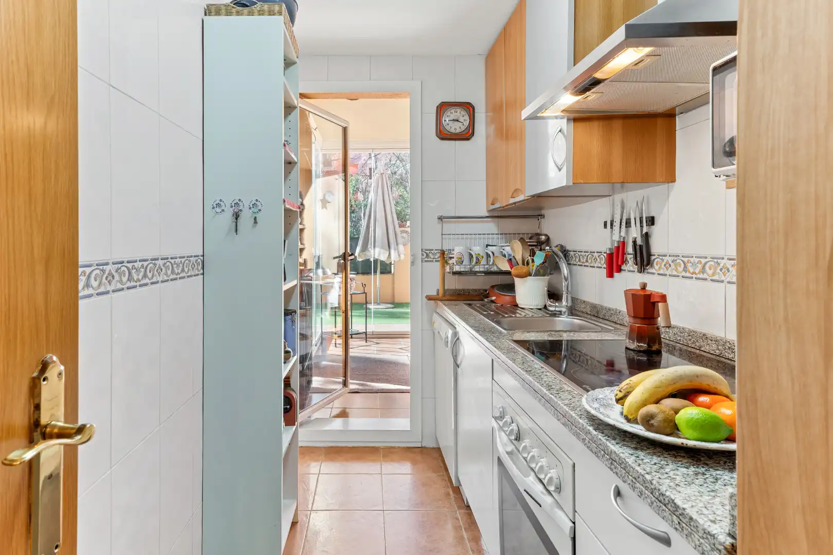 Cuina de Planta baixa en venda en Marbella amb Aire condicionat, Jardí privat i Terrassa