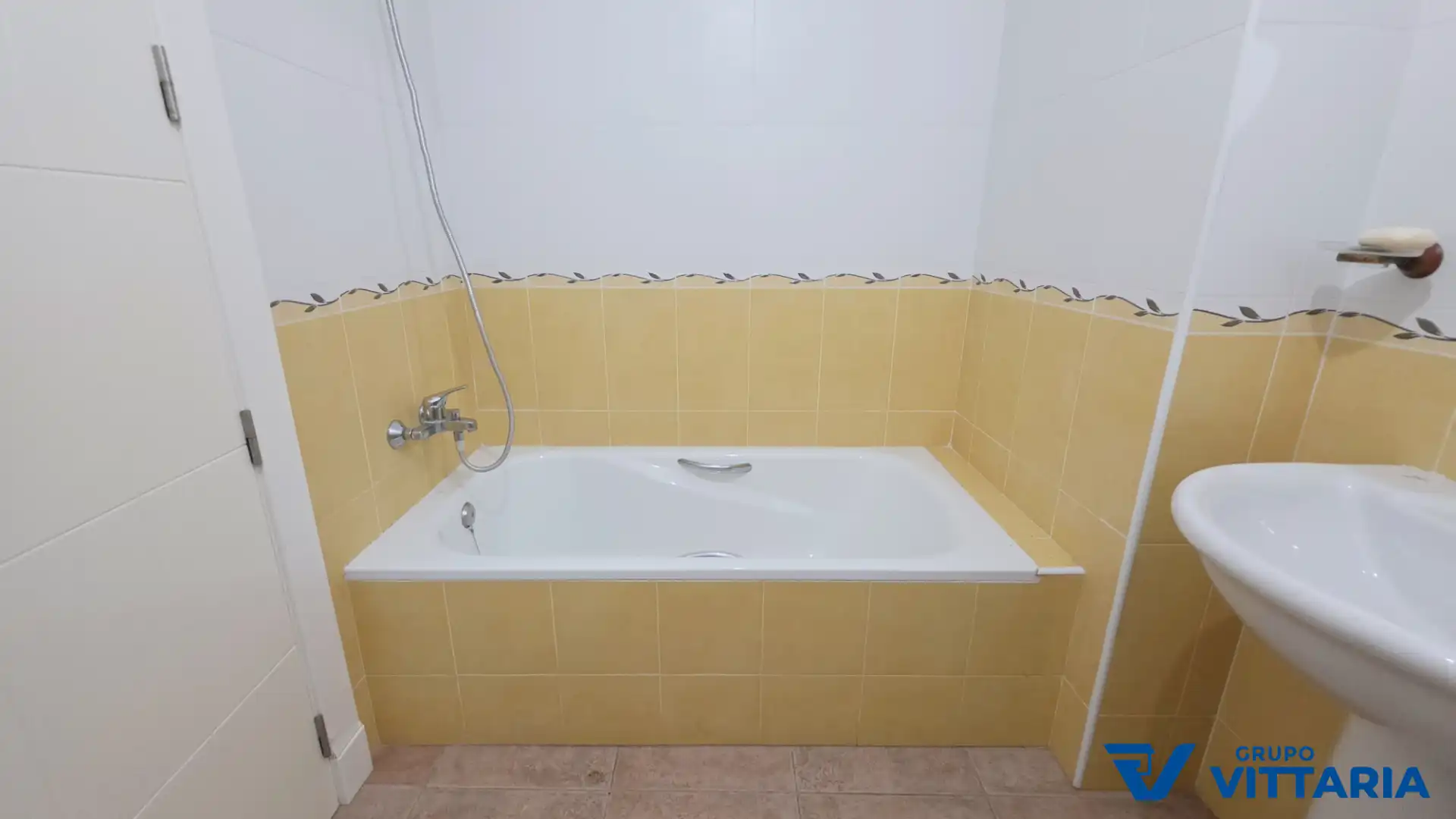 Baño de Piso en venta en Roquetas de Mar con Aire acondicionado, Terraza y Amueblado
