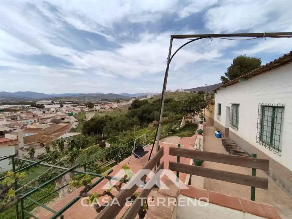 Vista exterior de Casa o chalet en venta en Vélez-Málaga con Terraza, TV y Internet