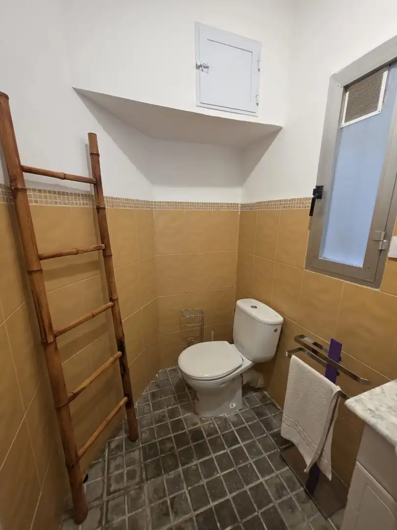 Bathroom of Flat for rent in Valencia  with Air Conditioner, Furnished and Oven