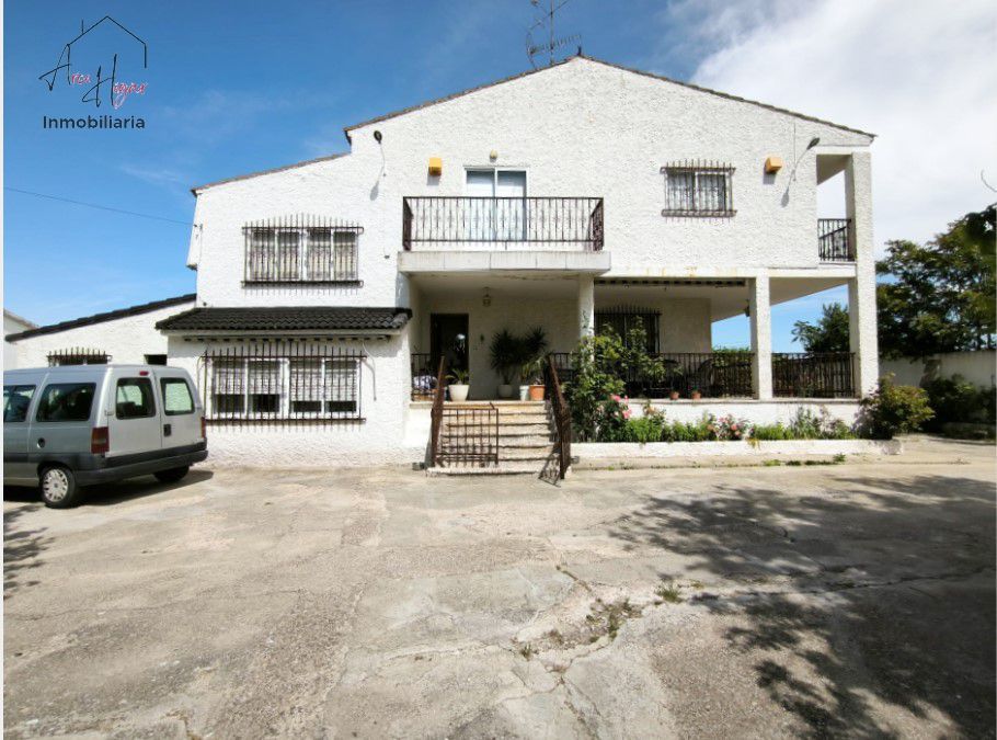 Exterior view of House or chalet for sale in Villares de la Reina  with Heating, Private garden and Parquet flooring