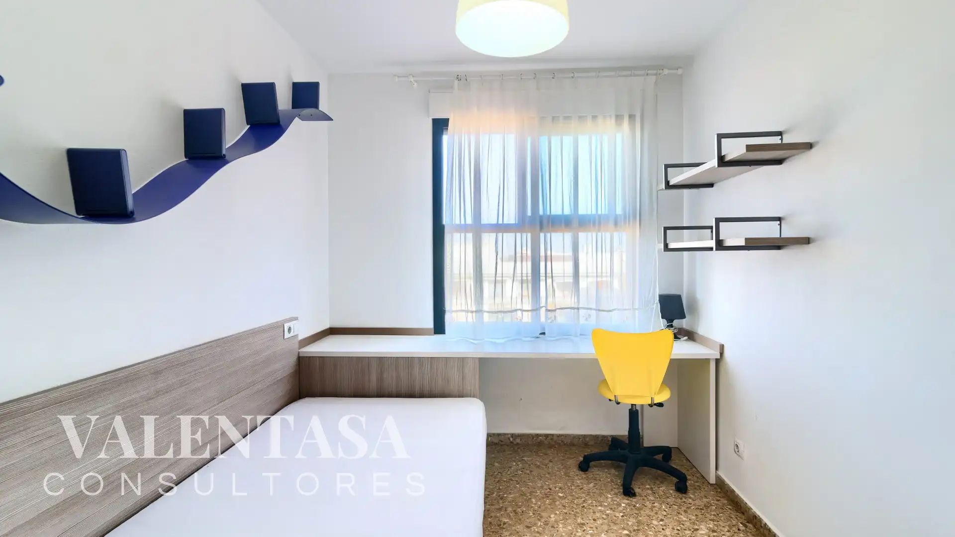 Bedroom of Flat for sale in Valencia  with Furnished and Community pool