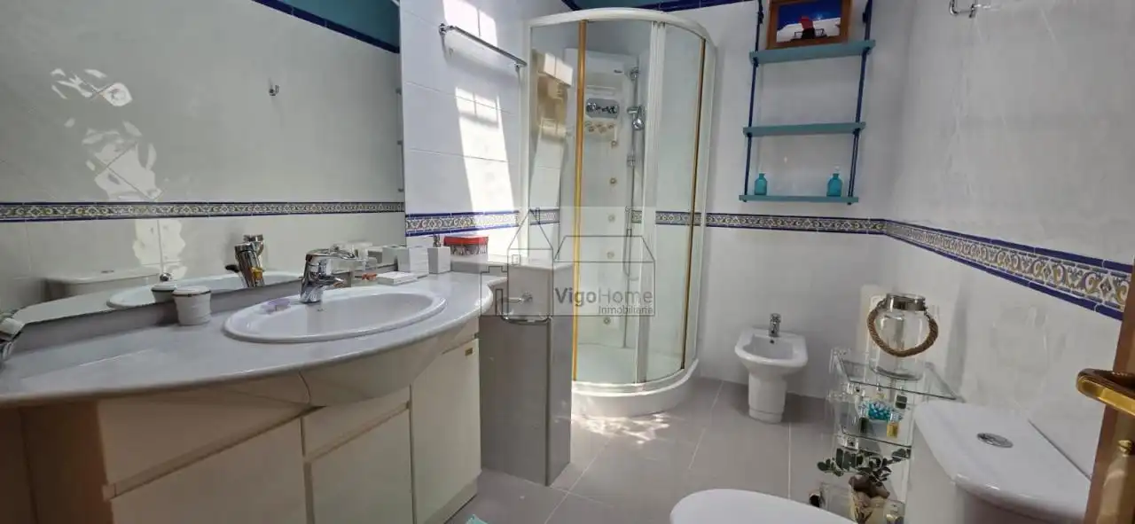 Bathroom of Duplexes for rent in Vigo   with Heating, Parquet flooring and Terrace