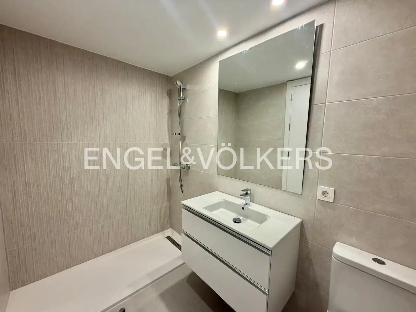 Baño de Piso de alquiler en Badalona con Aire acondicionado, Calefacción y Parquet