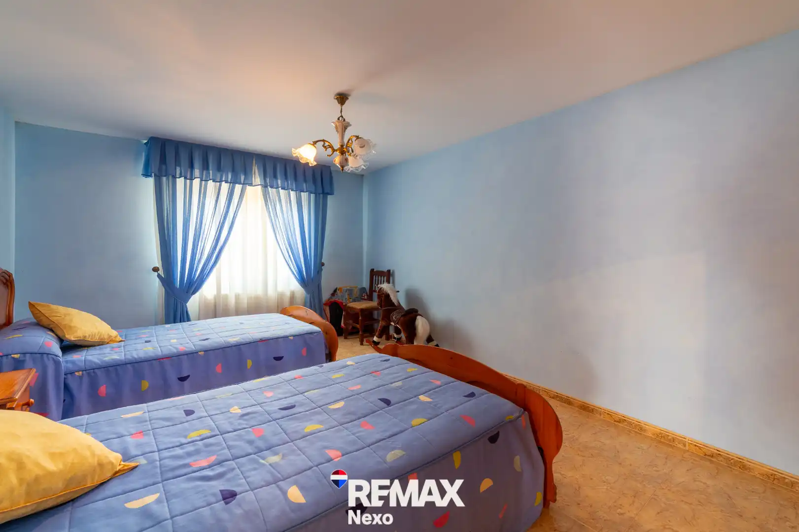 Dormitori de Casa adosada en venda en San Agustín del Pozo amb Jardí privat, Traster i Moblat