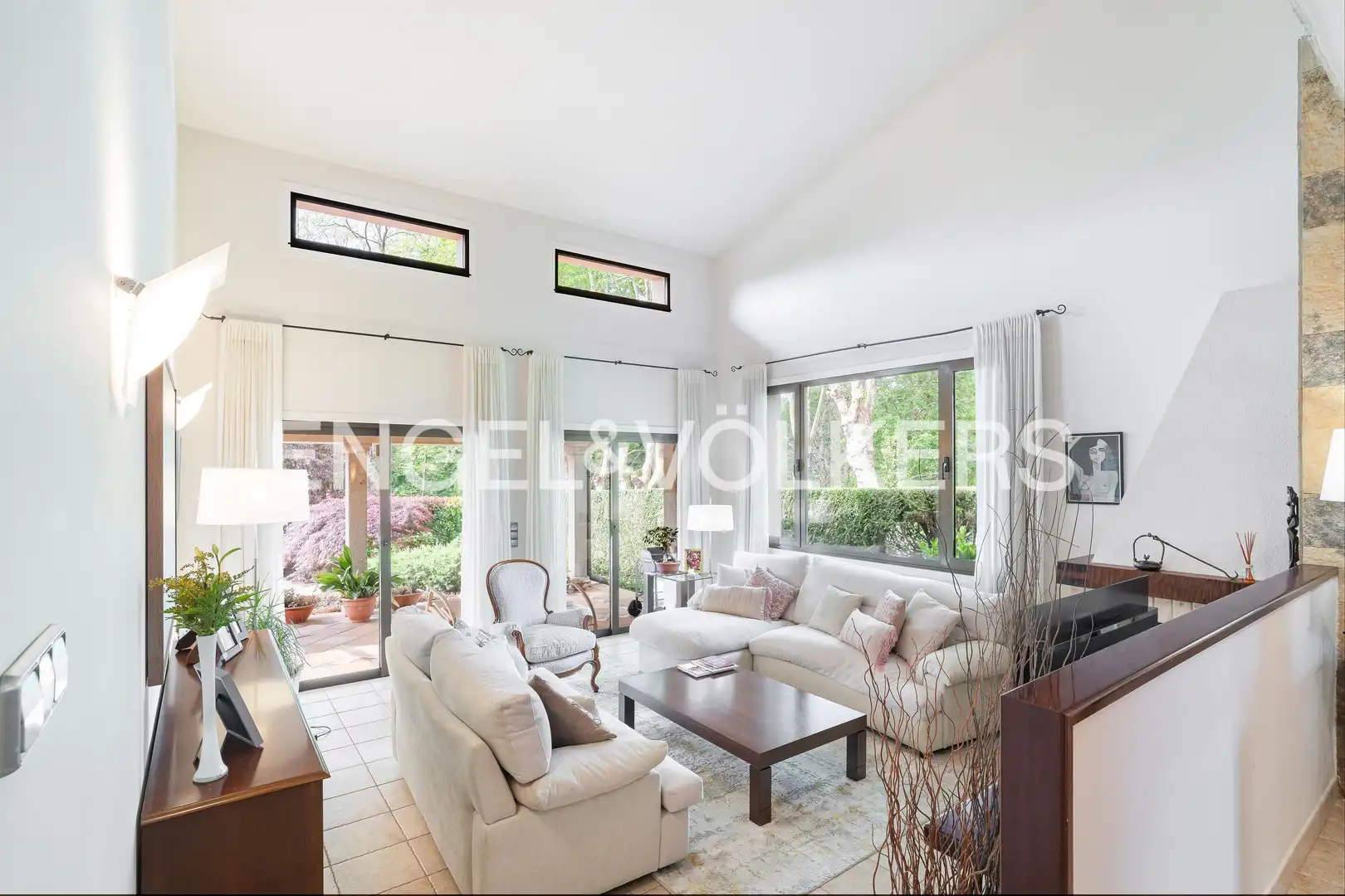 Sala d'estar de Casa o xalet en venda en Oleiros amb Calefacció, Jardí privat i Terrassa