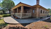 Exterior view of House or chalet for sale in Sevilla la Nueva  with Air Conditioner, Heating and Private garden