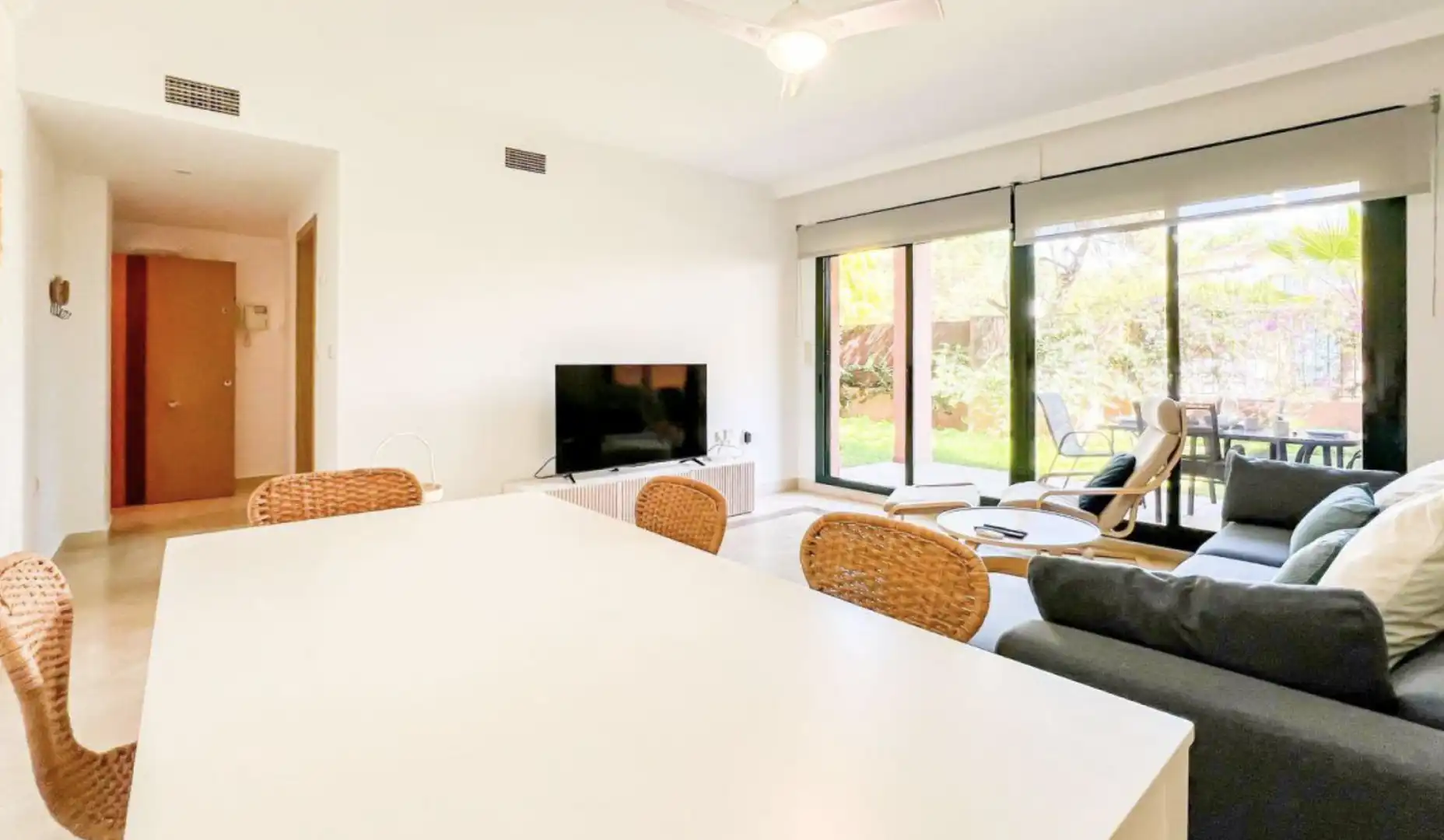 Wohnzimmer von Wohnungen zum Verkauf in Marbella mit Klimaanlage, Heizung und Privatgarten