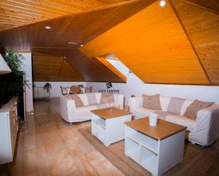 Sala d'estar de Àtic de lloguer en Puerto de la Cruz amb Terrassa i Moblat