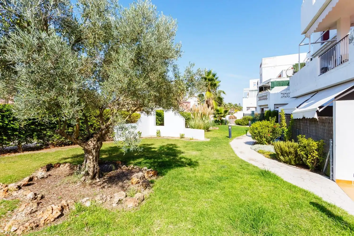 Apartamento con terraza en venta en Las Palmeras - Dehesilla
