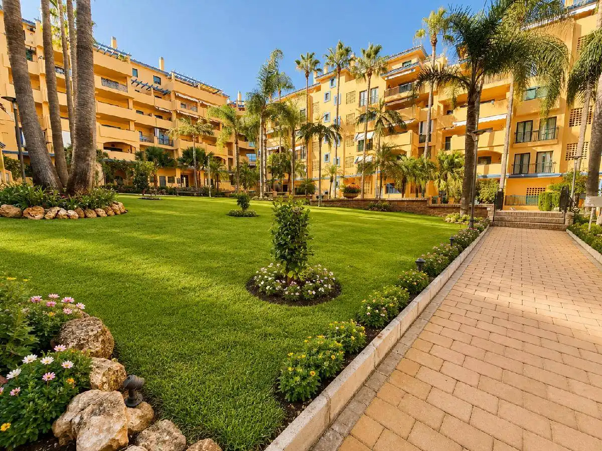 Vista exterior de Pis en venda en Marbella amb Aire condicionat, Terrassa i Piscina