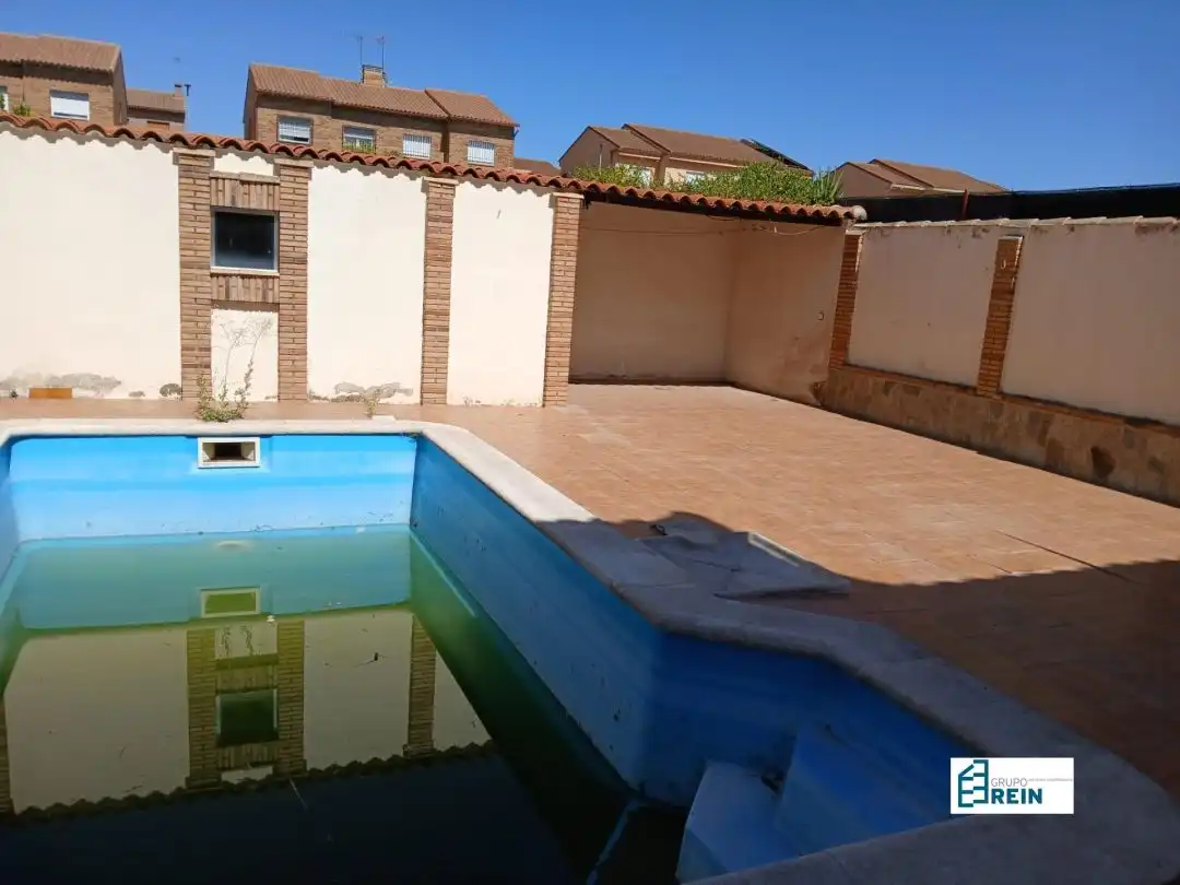 Piscina de Casa adosada en venda en Esquivias amb Calefacció, Terrassa i Piscina