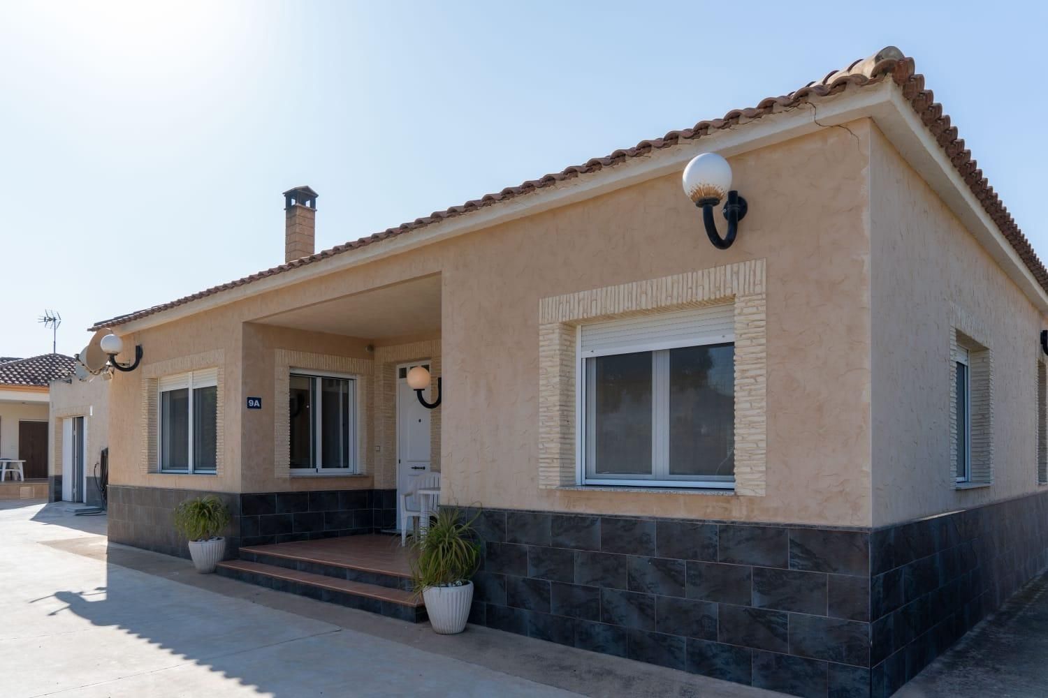 Vista exterior de Casa o xalet de lloguer en Orihuela amb Aire condicionat, Jardí privat i Terrassa