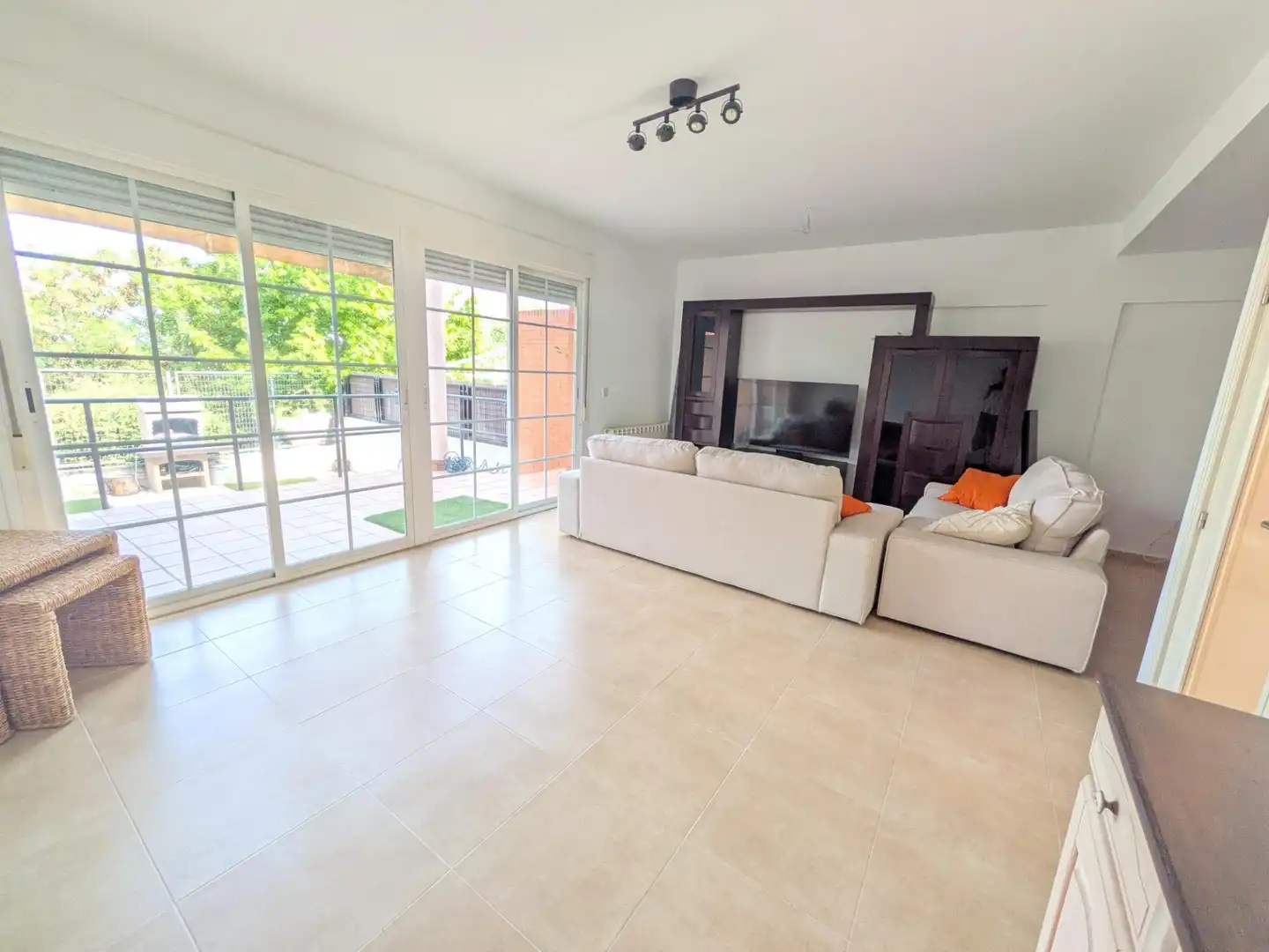 Sala d'estar de Casa adosada en venda en Villalbilla amb Calefacció, Jardí privat i Terrassa