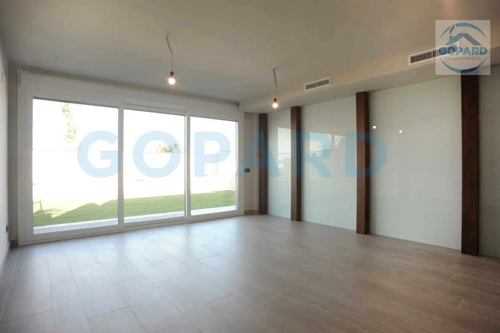 Sala de estar de Casa adosada de alquiler en Boadilla del Monte con Aire acondicionado, Calefacción y Jardín privado