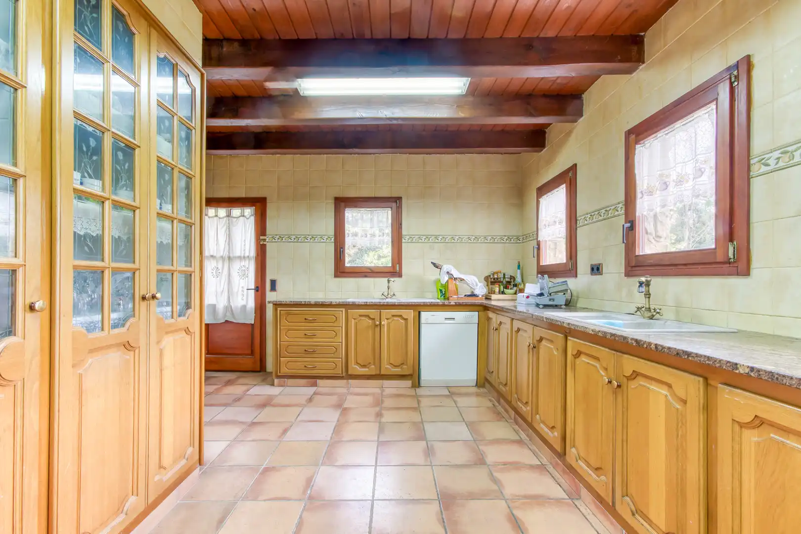 Küche von Country house zum Verkauf in Sant Joan Les Fonts mit Klimaanlage, Heizung und Privatgarten
