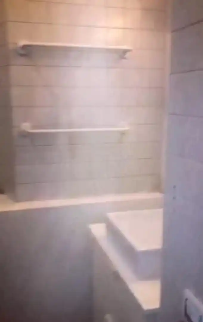 Badezimmer von Wohnung zur Miete in  Madrid Capital mit Balkon