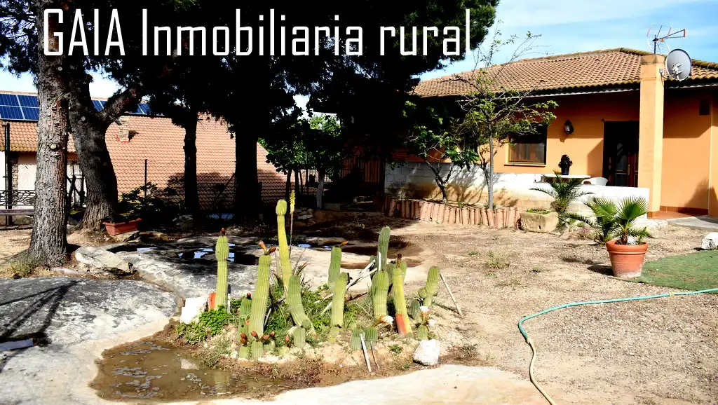 Außenansicht von Einfamilien-Reihenhaus zum Verkauf in Caspe